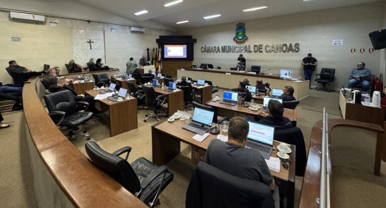 na foto, vereadores participam de sessão em Canoas