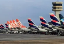 Imagens de avião em um aeroporto