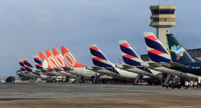 Imagens de avião em um aeroporto