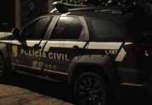 Na foto, a viatura na ocorrÊncia do adolescente de 15 anos morto pelo tio