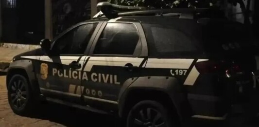 Na foto, a viatura na ocorrÊncia do adolescente de 15 anos morto pelo tio