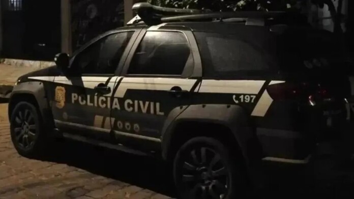 Na foto, a viatura na ocorrÊncia do adolescente de 15 anos morto pelo tio