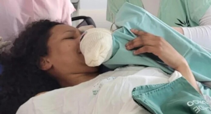 Morre bebê que nasceu em parada de ônibus