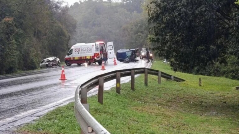Na foto, os carros que se envolveram no acidente na BR-386