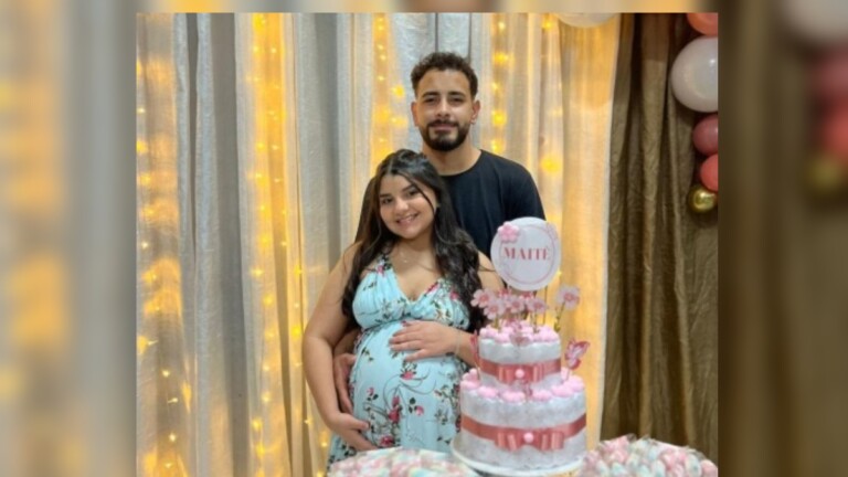 Na foto os pais do bebê que morreu