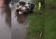 Na foto, um dos carros que se enviolveu no acidente que a criança morre