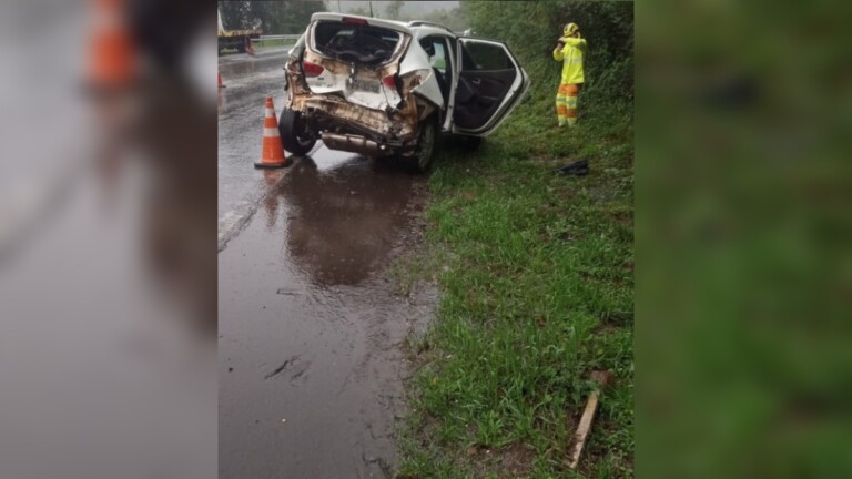 Na foto, um dos carros que se enviolveu no acidente que a criança morre