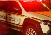 Na foto, a viatura da ocorrência do homem morto em bar