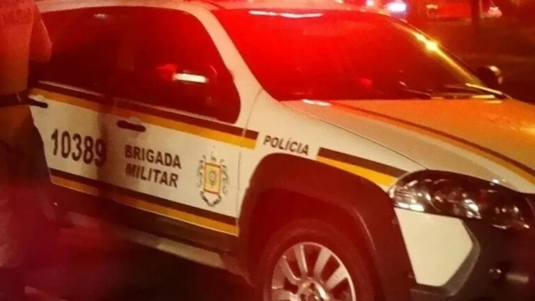 Na foto, a viatura da ocorrência do homem morto em bar