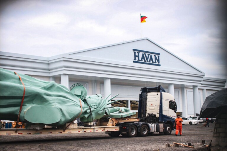 Estátua da Liberdade da Havan chega em Canoas