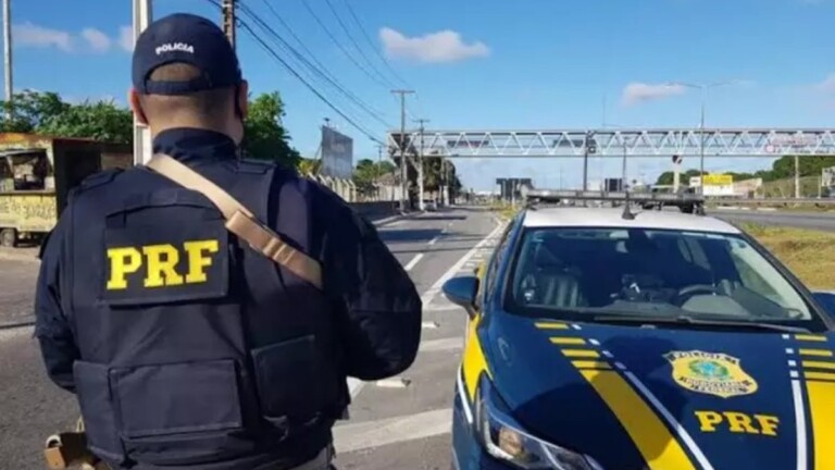 Foto da PRF na ocorrencia do homem preso