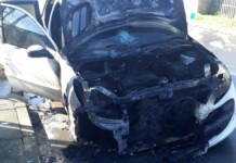 Carro fica destruído após incêndio em Canoas