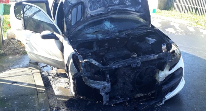 Carro fica destruído após incêndio em Canoas