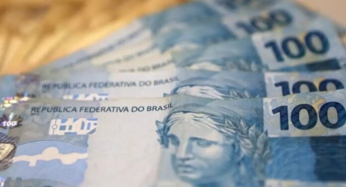 Imagem de cédulas de real em notas de cem