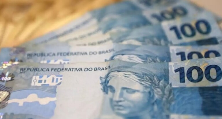 Imagem de cédulas de real em notas de cem