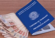 Imagem de carteira de trabalho e dinheiro