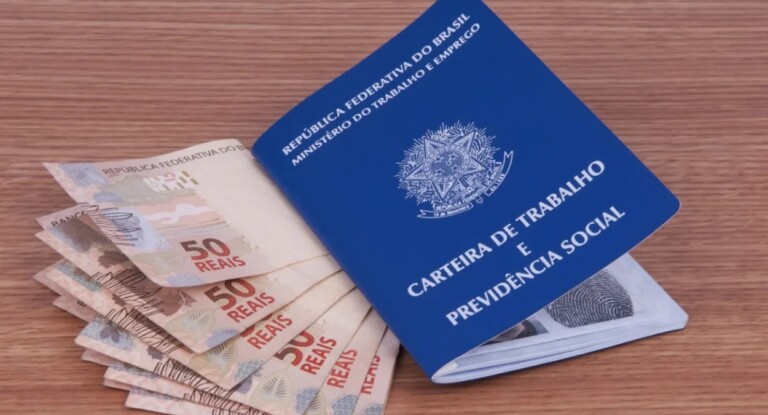 Imagem de carteira de trabalho e dinheiro