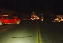 Na foto, os carros que se envolveram em acidente na BR-116 em Vacaria