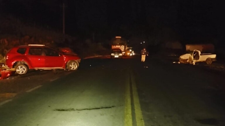 Na foto, os carros que se envolveram em acidente na BR-116 em Vacaria