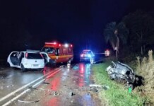 Na foto, os carros que se envolveram em acidente na BR-486