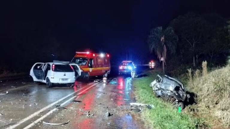 Na foto, os carros que se envolveram em acidente na BR-486