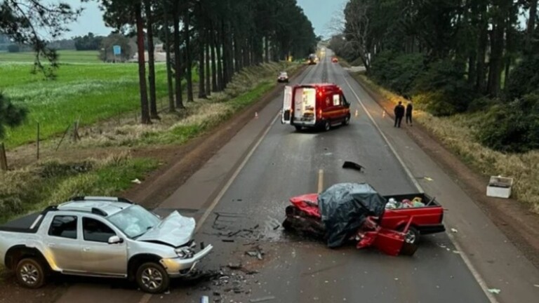 Na foto, os dois carros que se envolveram em acidente na RS-472
