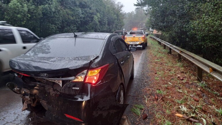 Na foto, o carro que se envolveu em acidente na Rota do Sol