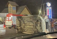 Motorista fica preso em carro capotado após acidente em Canoas