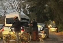 Na foto, a ocorrência dos dois carros que se envolveram em acidente