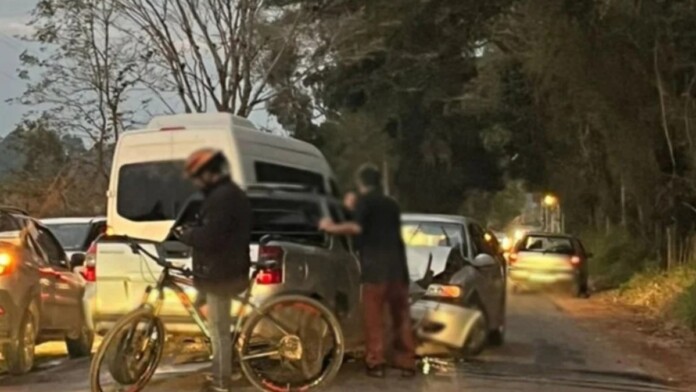 Na foto, a ocorrência dos dois carros que se envolveram em acidente