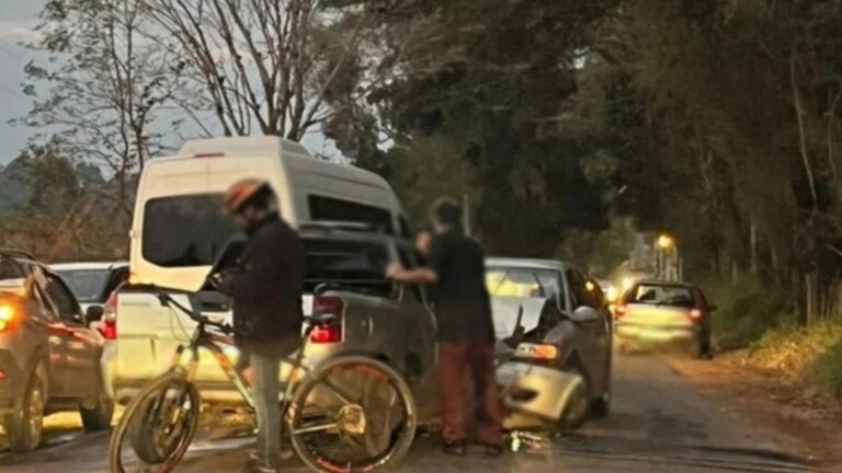 Na foto, a ocorrência dos dois carros que se envolveram em acidente