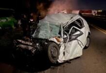 Na foto, o carro que se envolveu no acidente com onibus