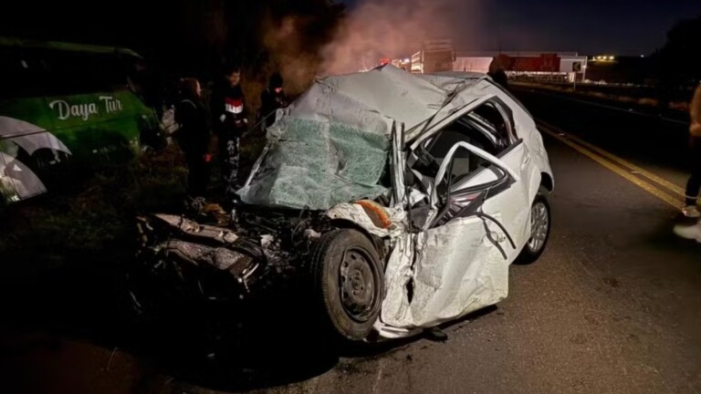 Na foto, o carro que se envolveu no acidente com onibus