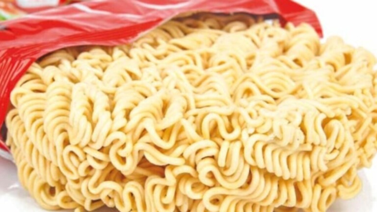 Na foto, o macarrão cru que o adolescente comeu e morreu