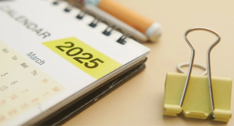 foto mostra um calendário de 2025, para que você saiba se agosto tem feriado