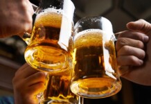 Imagem de pessoas com canecas de cervejas