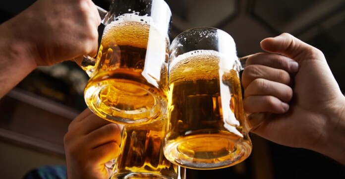 Imagem de pessoas com canecas de cervejas