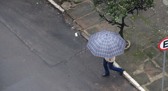 foto de chuva para o alerta da defesa civil para o rio grande do sul