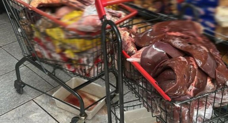 Mais de 3 toneladas de alimentos impróprios são apreendidos em supermercado no RS