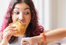 foto ilustra alguém almoçando tarde