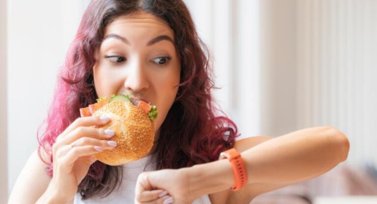 foto ilustra alguém almoçando tarde