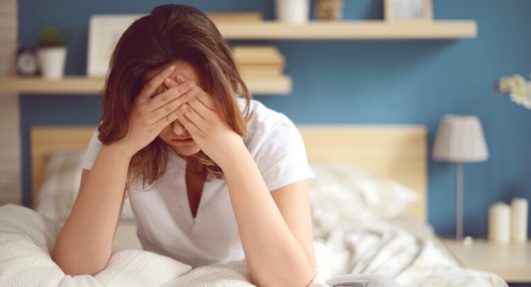 Foto ilustra uma pessoa com ansiedade ao acordar