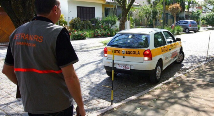 na foto, aula de autoescola que pode deixar de ser obrigatória