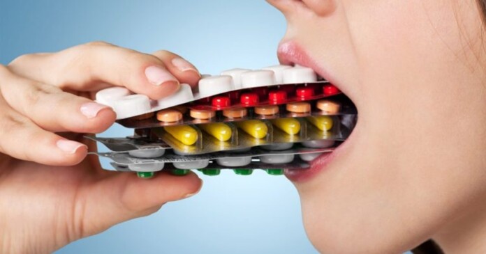 Imagem de uma pessoa se automedicando