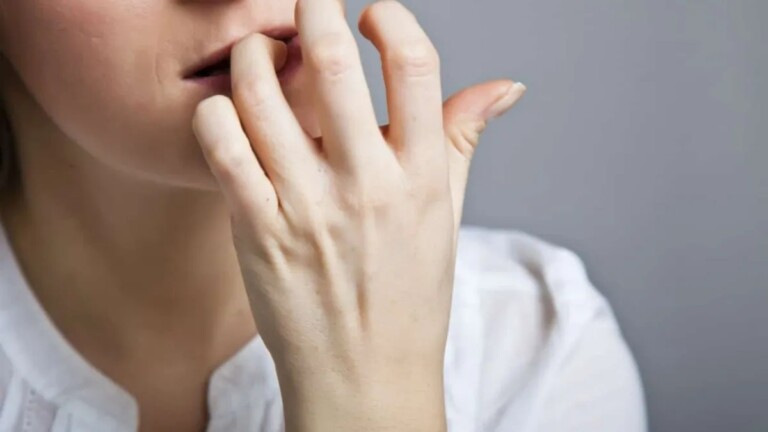 Foto de uma pessoa com ansiedade que pode receber auxílio INSS