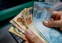 foto de dinheiro pago pelo auxílio brasil em 2025; Benefício voltou a se chamar Bolsa Família