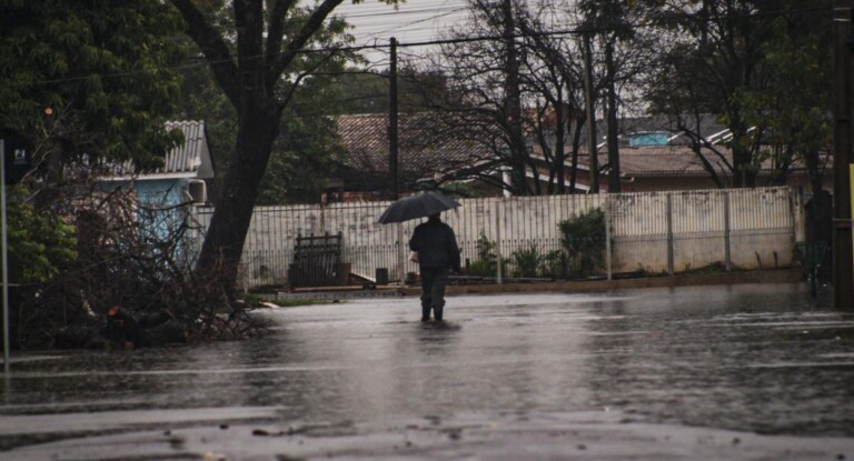 foto de pessoa na chuva possivelmente elegível para auxílio em canoas