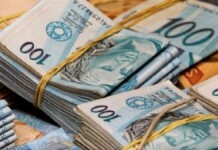 Maços de dinheiro em notas de cem reais