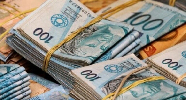 Maços de dinheiro em notas de cem reais