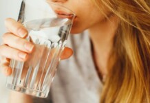 Foto ilustra questionamento de beber muita água faz mal